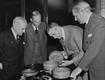 albert kahn, henry ford, martin e charles sorensen no laboratório de engenharia da ford - 8 de abril de 1942