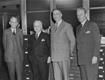 henry ford, albert kahn, martin e charles sorensen no laboratório de engenharia da ford - 8 de abril de 1942