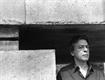 Paulo Mendes da Rocha ao lado de um dos apoios do Museu Brasileiro da Escultura - MUBE