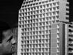 Majer Botkowski ao lado da maquete do Edifício Los Angeles.