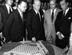 Visita do presidente Juscelino Kubitschek com o vice-presidente da Olivetti Dino Olivetti.