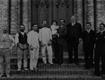 Quatro operários da construção da Igreja, Rev. Mattathias Gomes dos Santos com seu filho Paulo ao colo, provavelmente com dois anos de idade, Gaspar Schilittler, Silas Gomes dos Santos e Presbítero Moraes Barros, em foto tirada circa 1916.