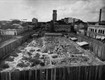Terreno do futuro Palácio da Justiça de Campinas. Ao fundo as palmeiras imperiais da praça Carlos Gomes e Igreja do Rosário (demolida)